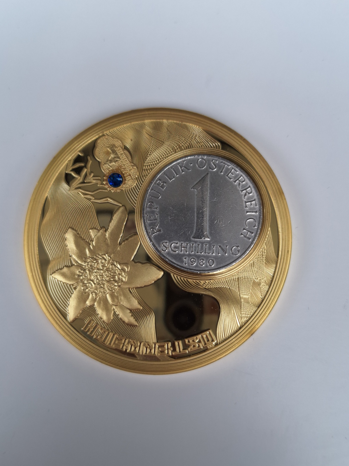 ÖSTERREICH / SCHILLING INLAY MÜNZE - 50 MM - MEDAILLE - VERGOLDET - FARBSTEIN