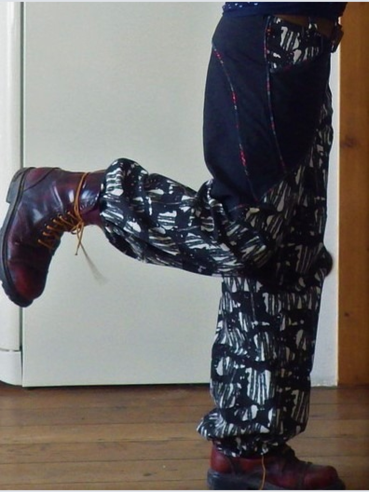 Cargohose Unisey Stacheldraht mit raffinierter Schnittführung