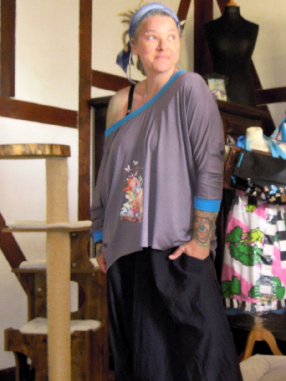 Oversize Asymmetric Shirt On Shoulder grau mit Applikation Einheitsgröße