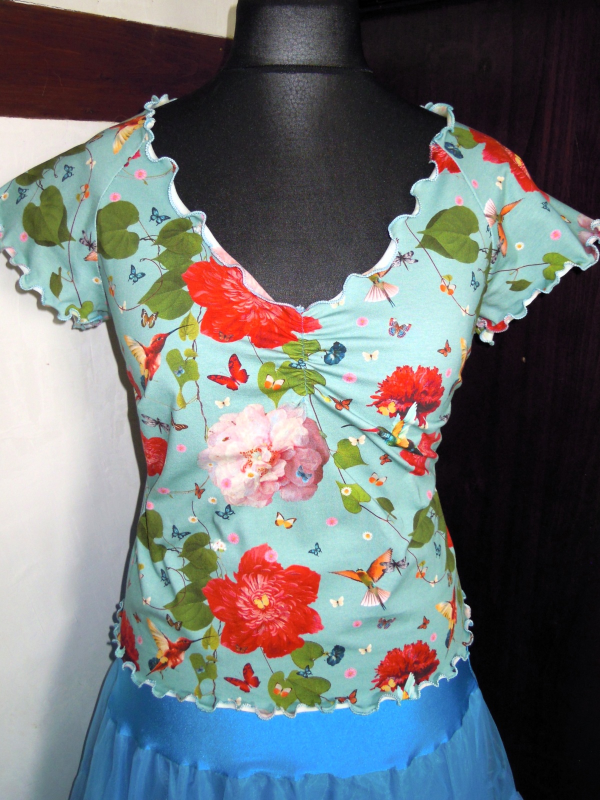 T-Shirt in floralem Muster auf türkis