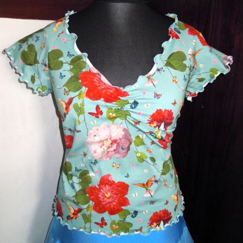 T-Shirt in floralem Muster auf türkis