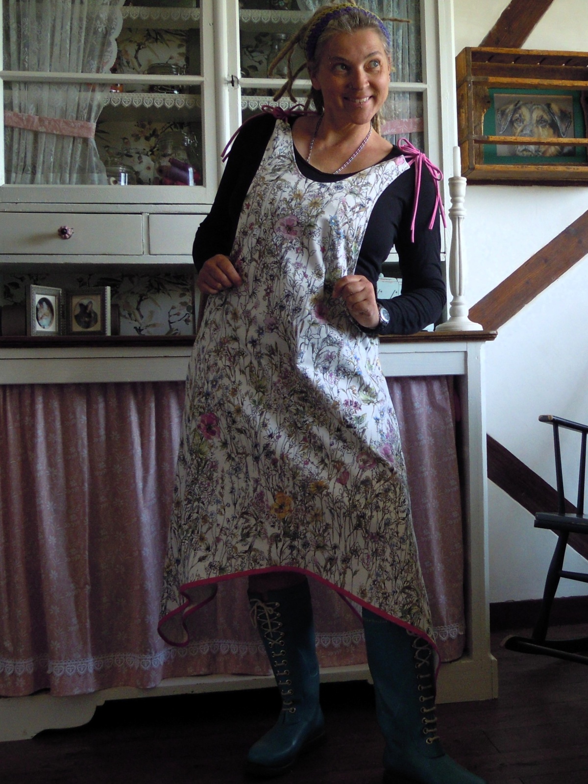 Latzkleid Zipfelkleid mit Blumenmotiv Boho Hippie Ethno Einheitsgröße