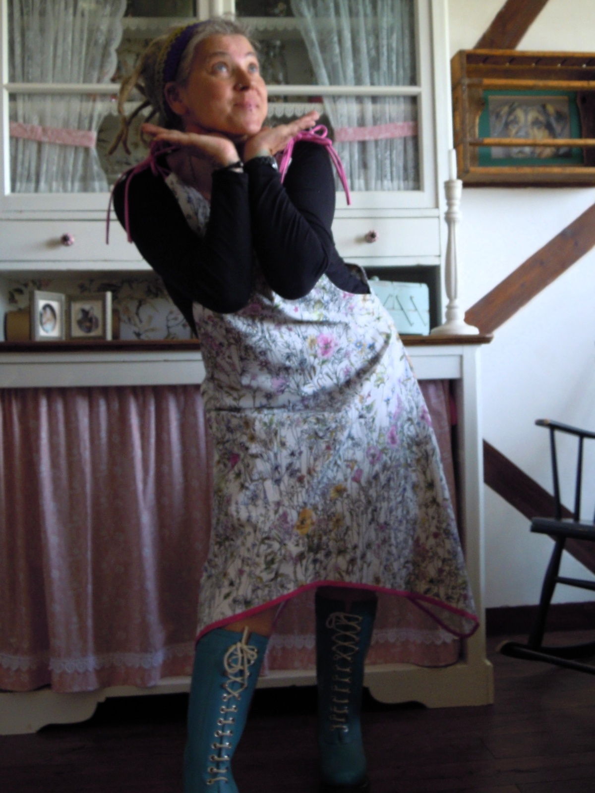 Latzkleid Zipfelkleid mit Blumenmotiv Boho Hippie Ethno Einheitsgröße