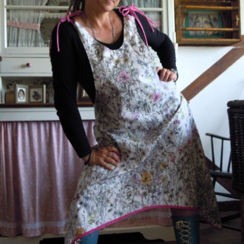 Latzkleid Zipfelkleid mit Blumenmotiv Boho Hippie Ethno Einheitsgröße