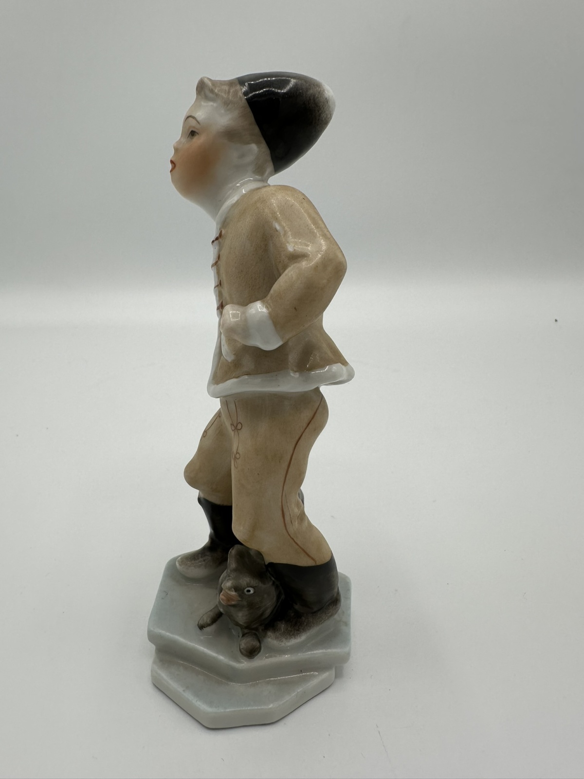 Herend Junge mit Schneeball