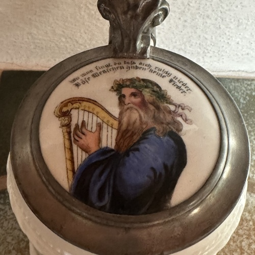 Wunderschöner seltener Reservistenkrug mit Bild und Spruch des Dichters Ludwig Uhland, mit Bodenbild