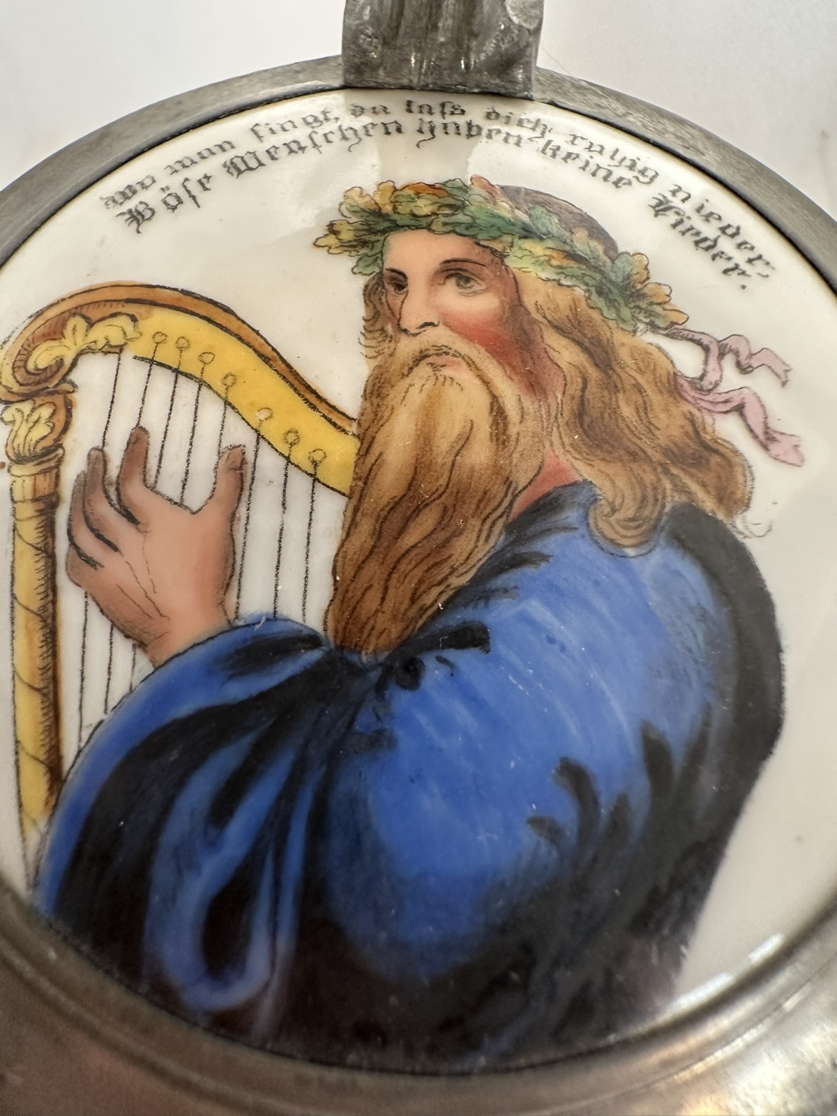 Wunderschöner seltener Reservistenkrug mit Bild und Spruch des Dichters Ludwig Uhland, mit Bodenbild