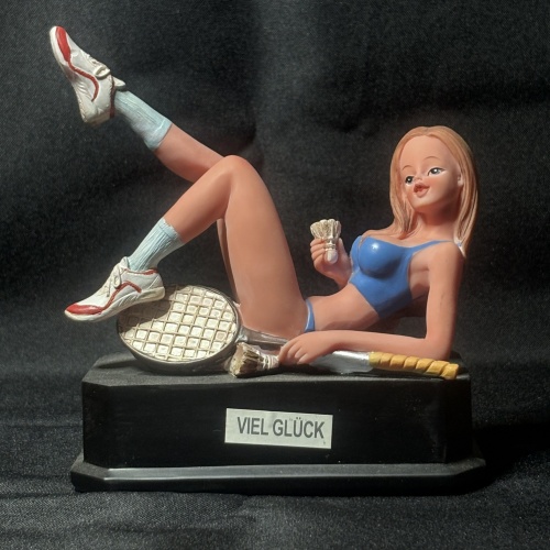 Viel Glück Figur einer Tennisspielerin
