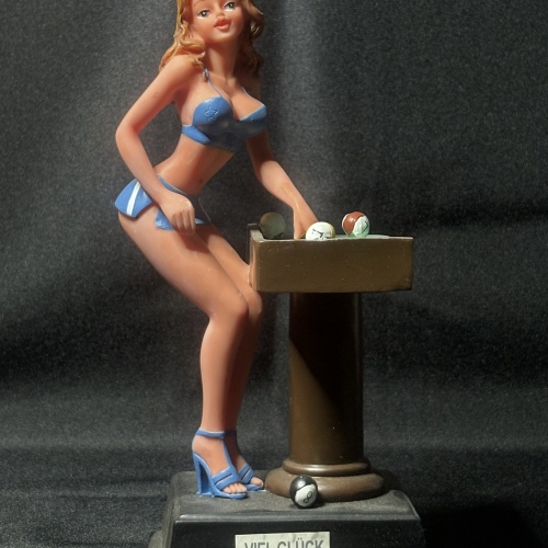 Figur eines Mädchens und eines Billardtisches