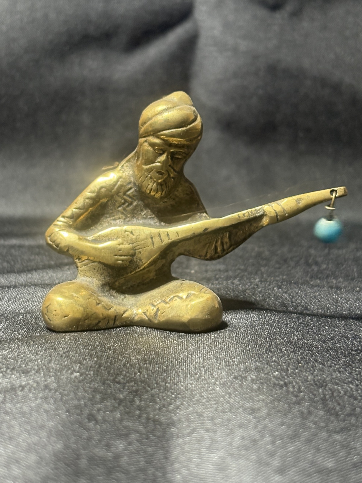 arabische Figur eines sitzenden Musikers aus Bronze