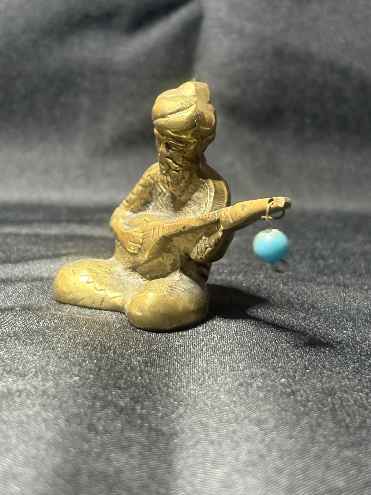 arabische Figur eines sitzenden Musikers aus Bronze