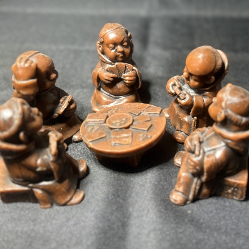 Set mit Mönchsfiguren, Spielkarten, 5 Stück + Tisch