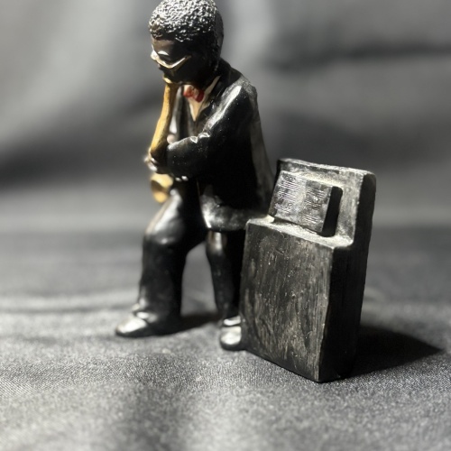 antike Figur eines Saxophonisten