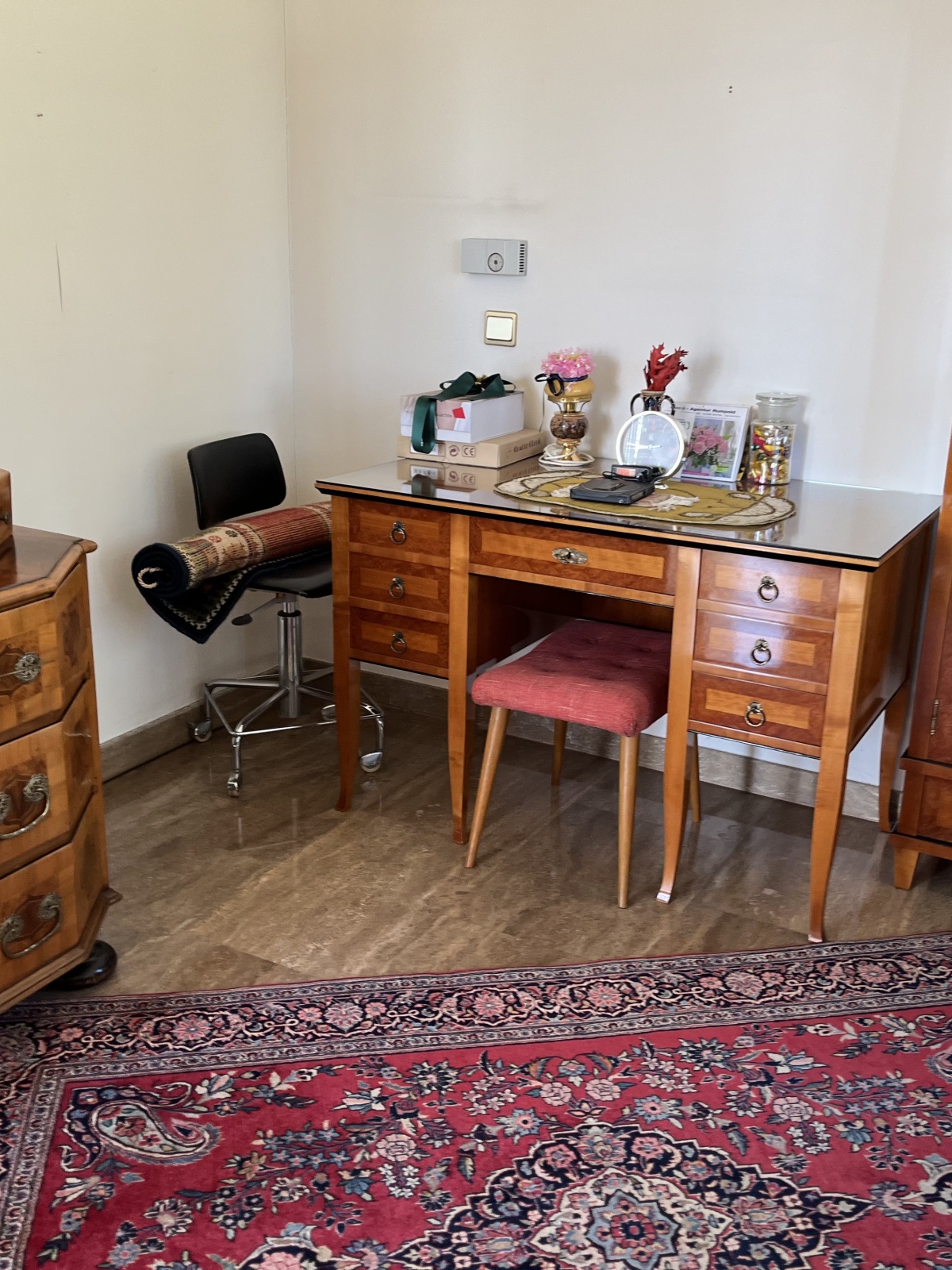 Schreibtisch mit Sessel (28)