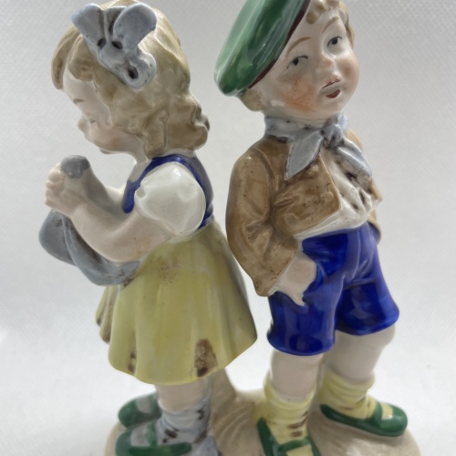 Alte Porzellan-Figur "Junge und Mädchen"