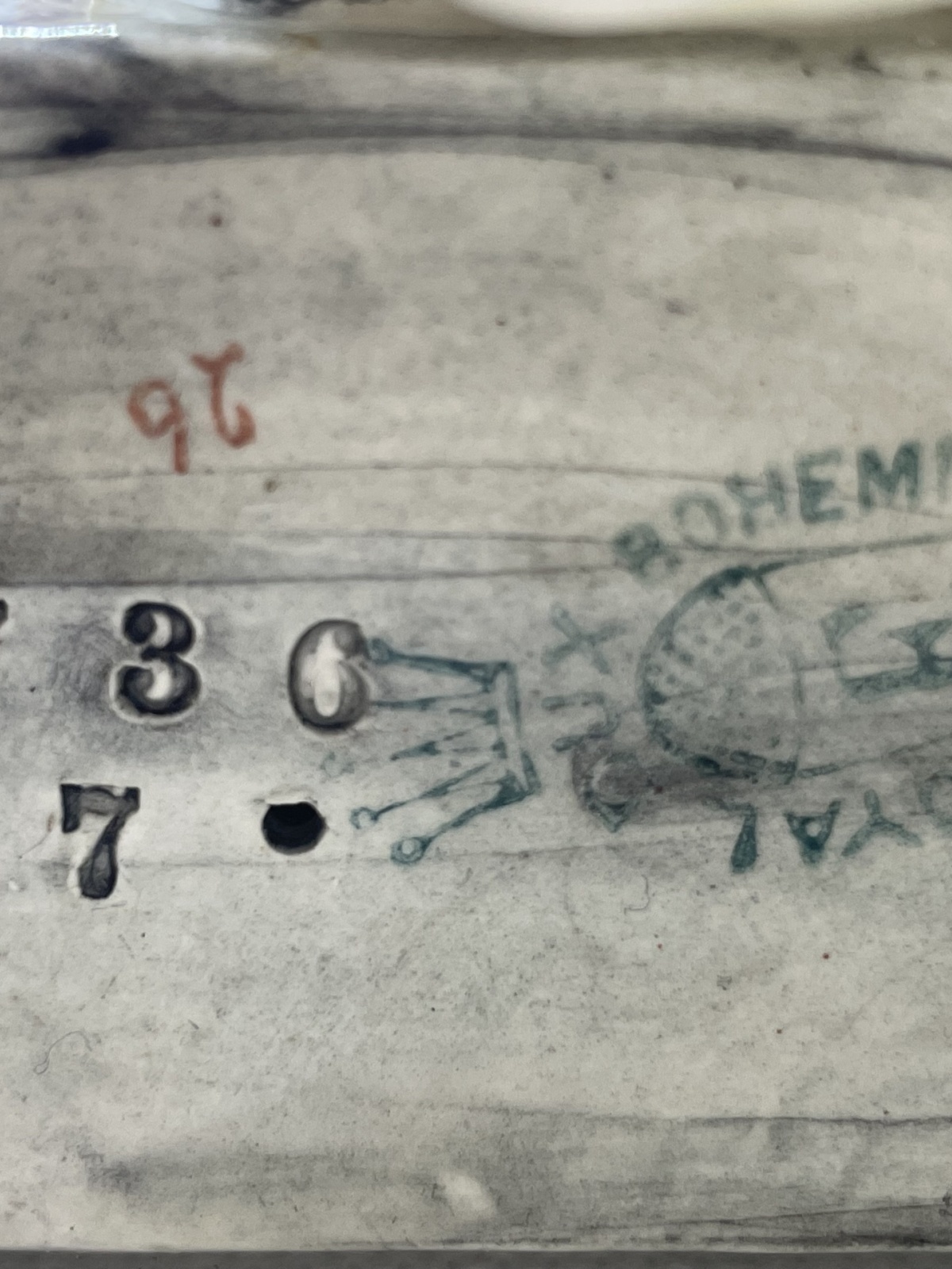 Große alte Royal Dux Bohemia Porzellanfigur mit Fehler "Dame auf Bank mit Hund"