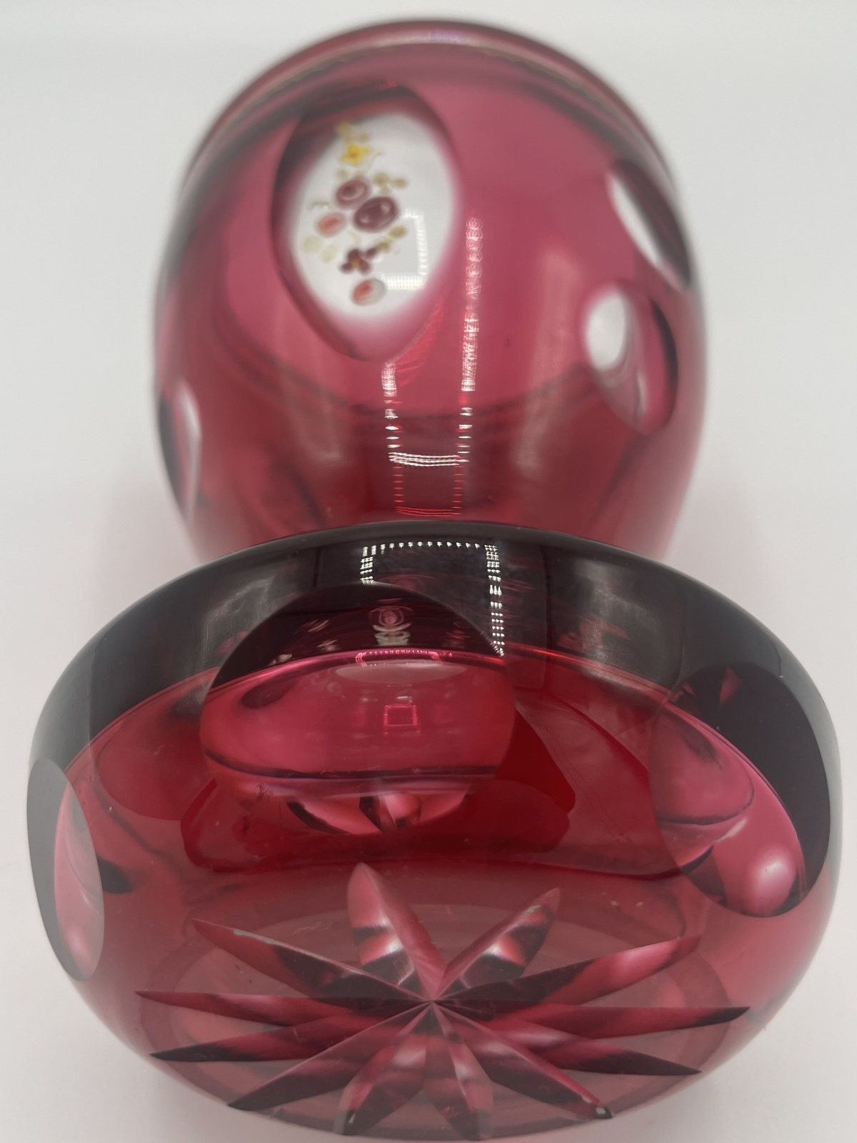 Antiker Fussbecher rot mit Emailmalerei