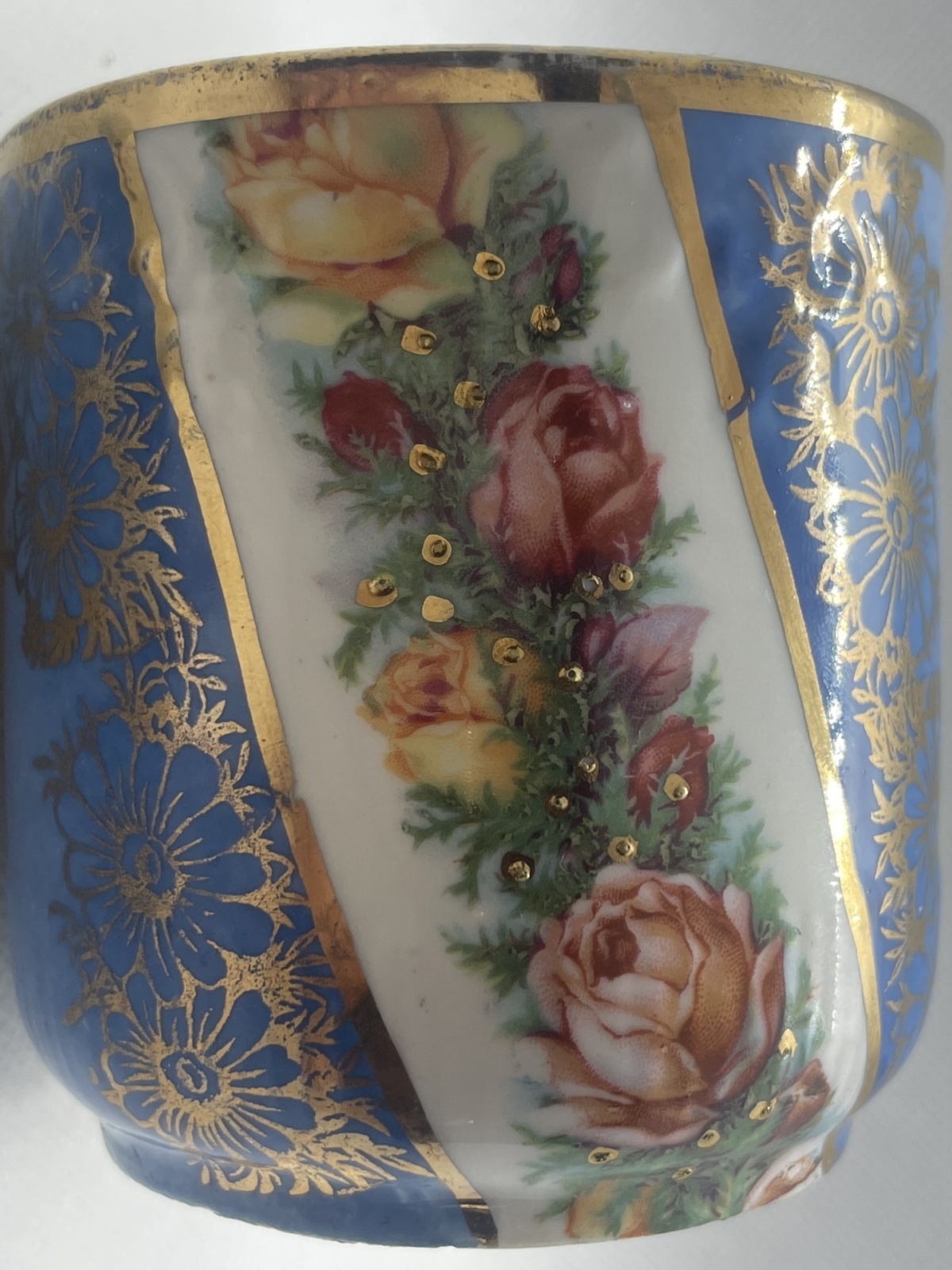 Wunderschönes antikes Rosenhäferl mit Goldverzierung