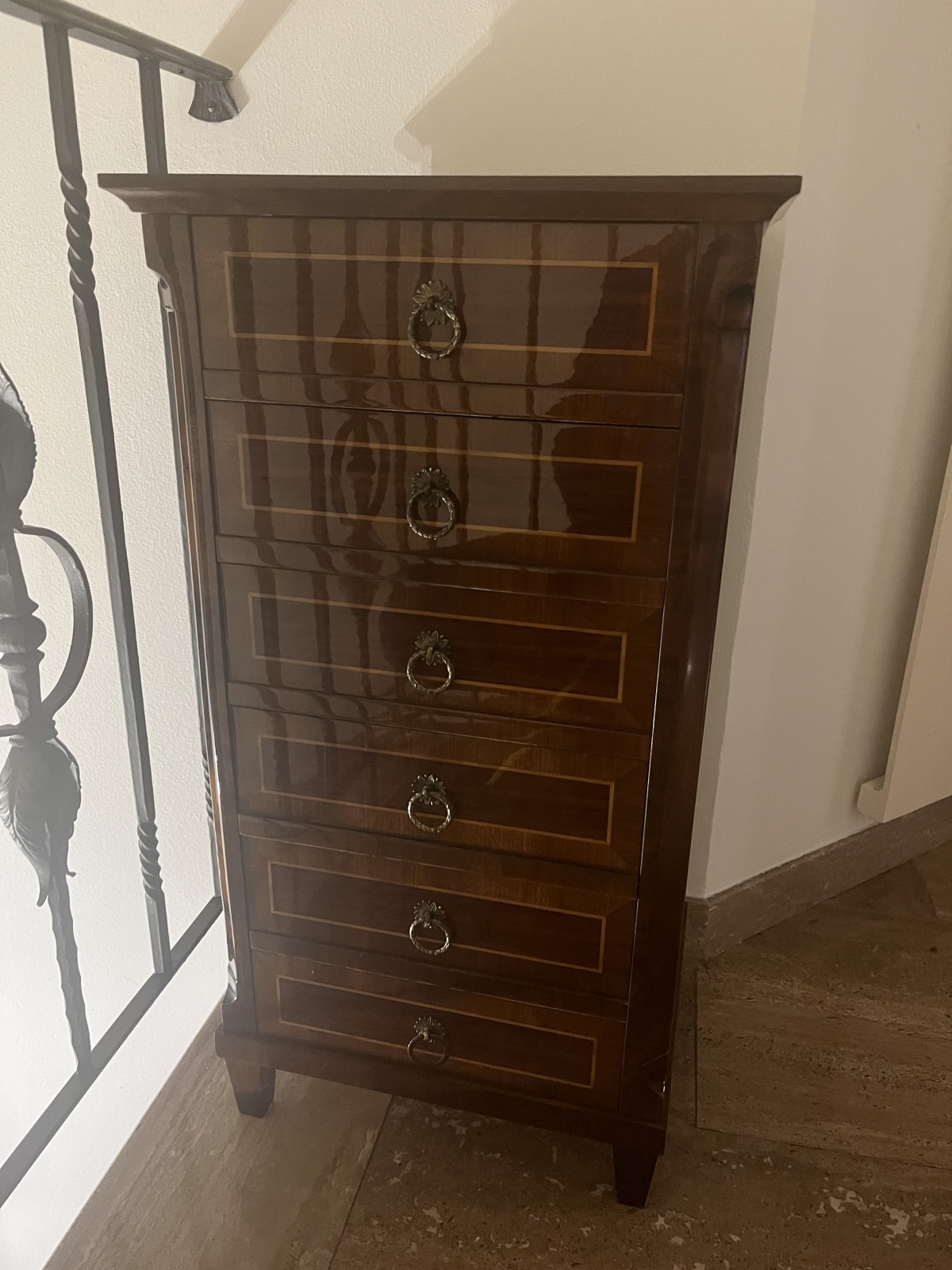 Schöne kleines Kasterl mit 6 Lade (22)