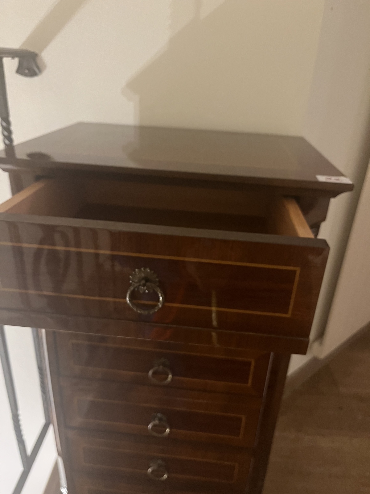 Schöne kleines Kasterl mit 6 Lade (22)