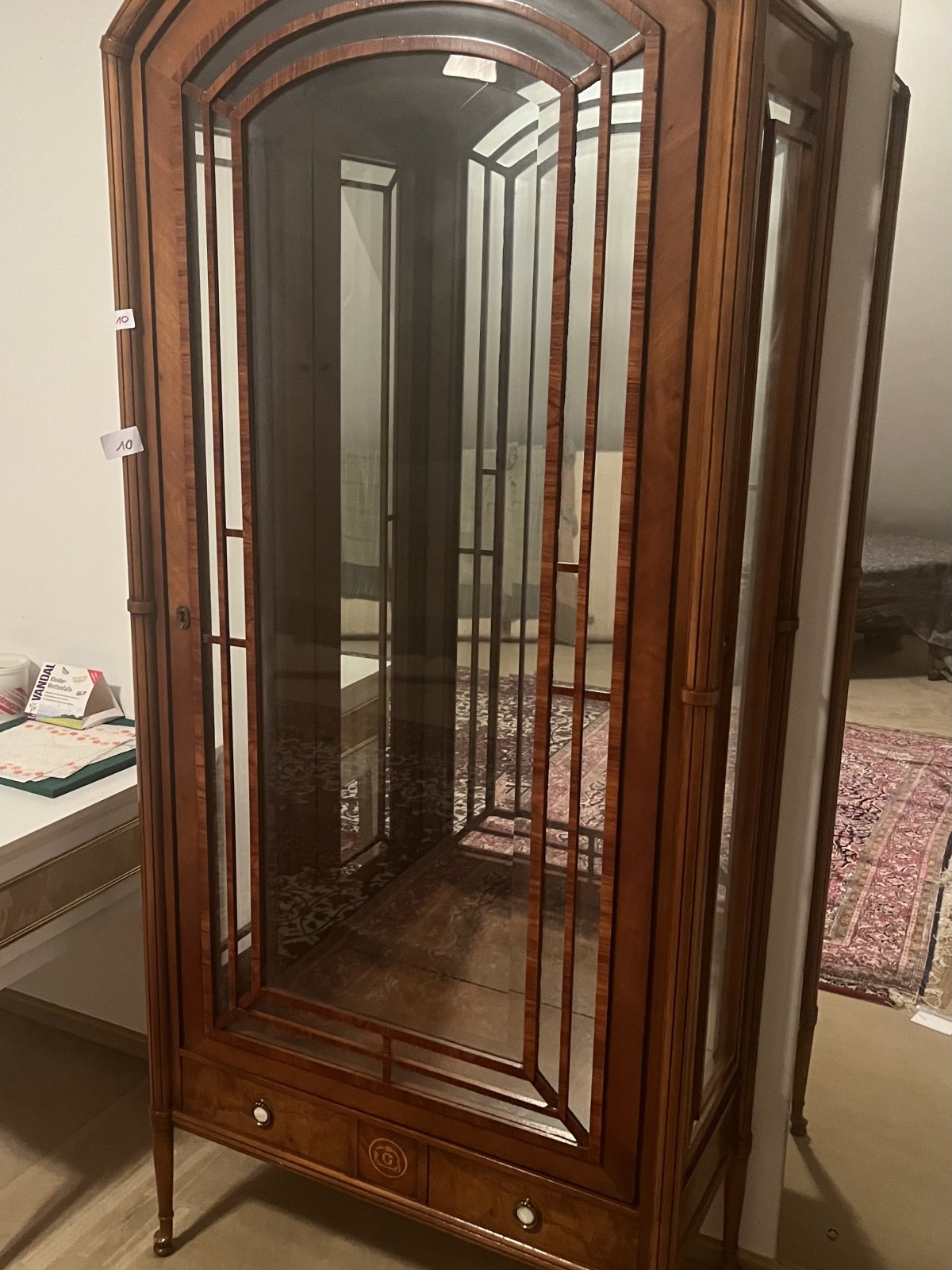 Schöner Glastürenschrank (10)