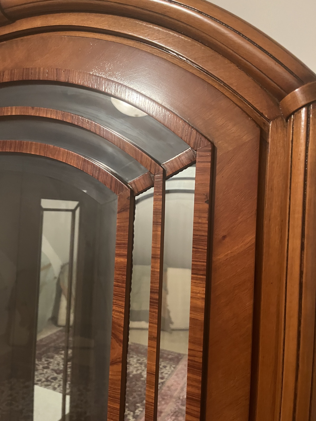 Schöner Glastürenschrank (10)