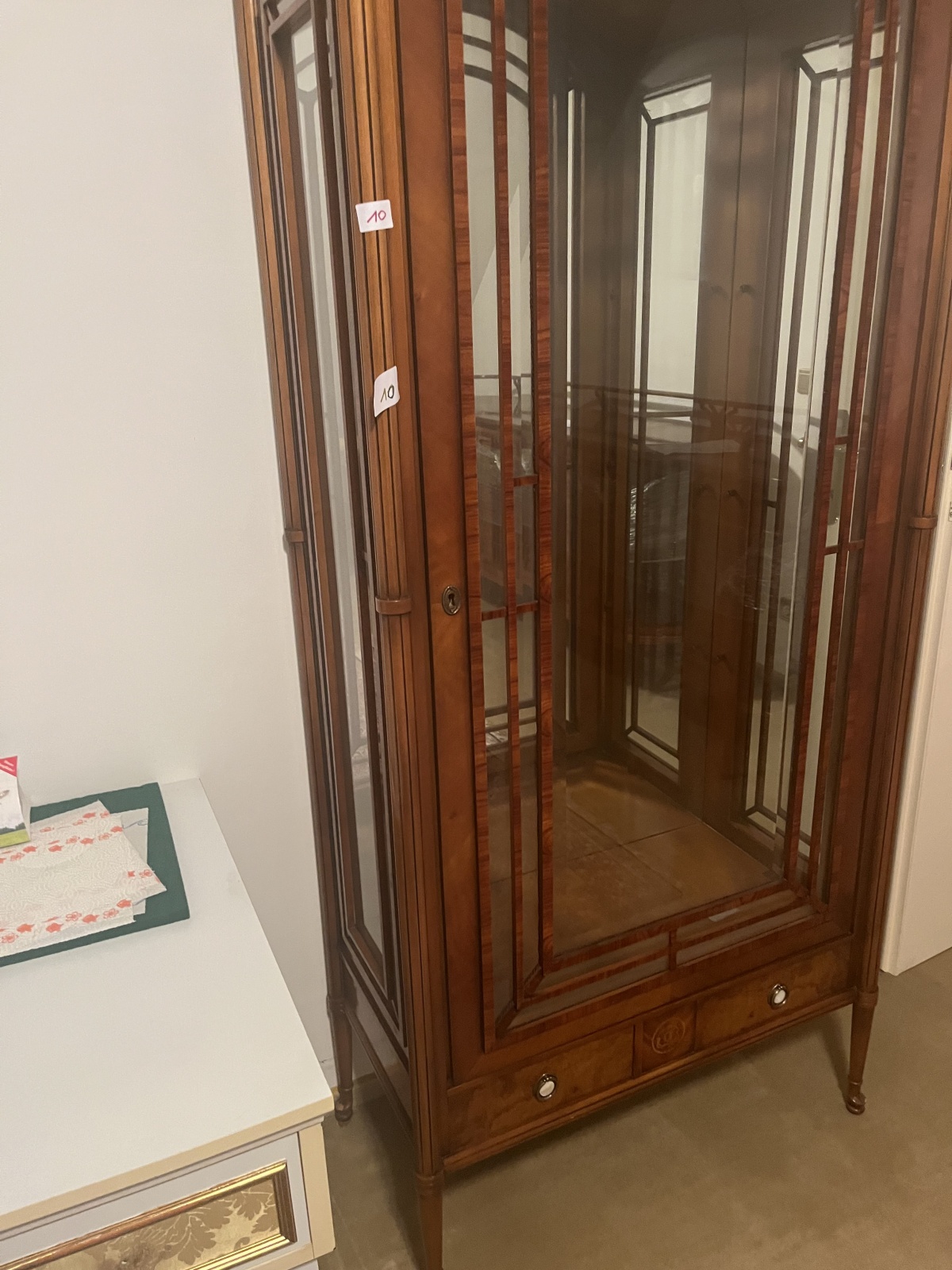 Schöner Glastürenschrank (10)