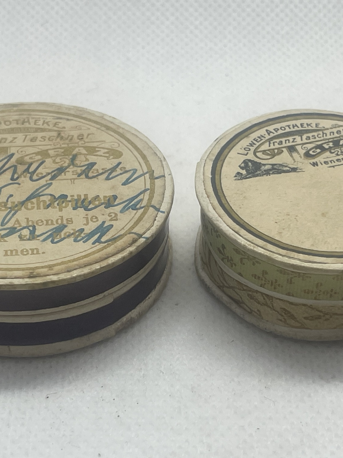 Vintage Dosen aus Karton eines Apothekers aus Graz