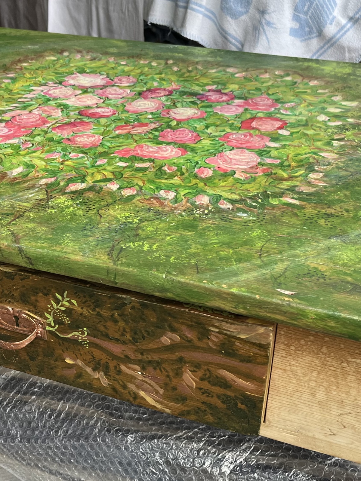 Schön bemalter Tisch - James