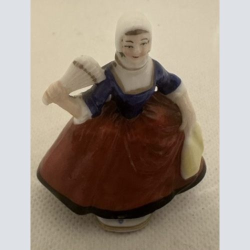 Augarten Wien kleine Porzellanfigur Dame mit Tracht