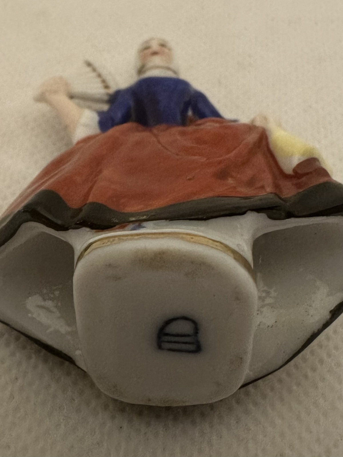 Augarten Wien kleine Porzellanfigur Dame mit Tracht