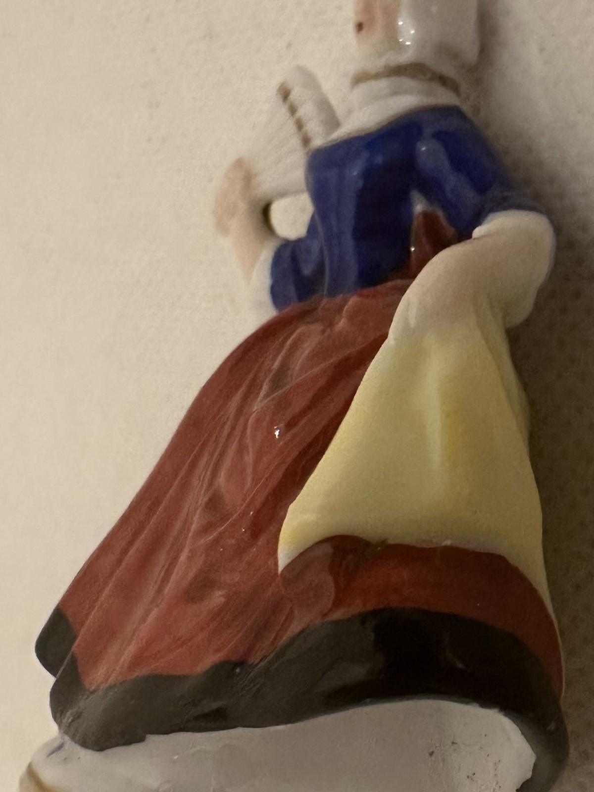 Augarten Wien kleine Porzellanfigur Dame mit Tracht