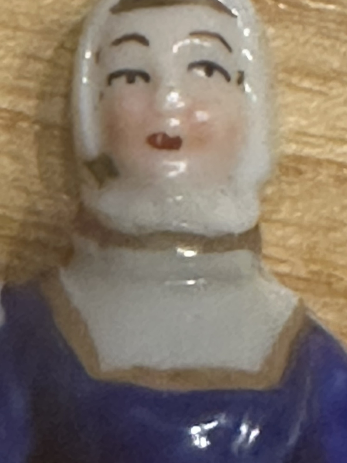 Augarten Wien kleine Porzellanfigur Dame mit Tracht