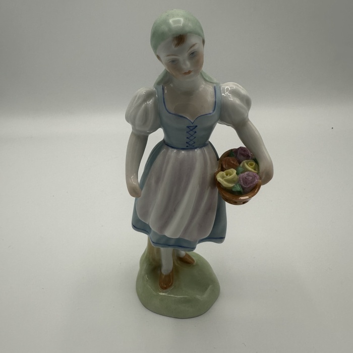 Herend Mädchen mit Blumenkorb