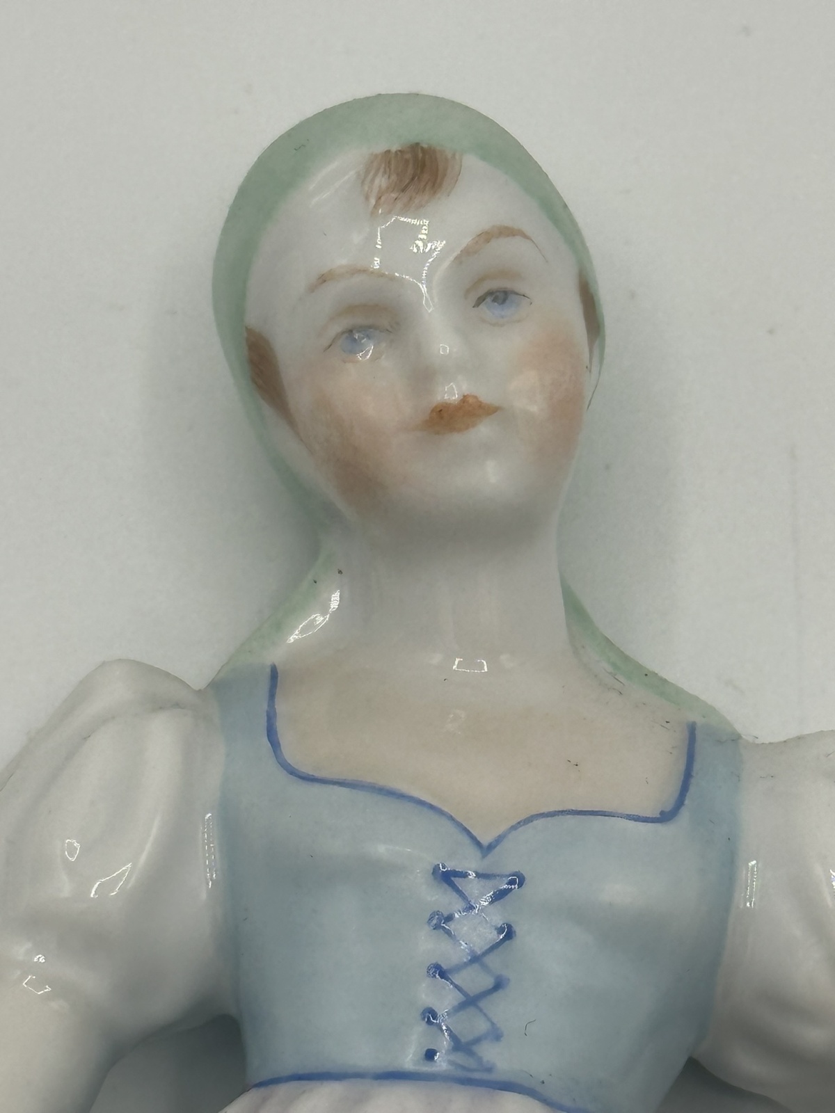 Herend Mädchen mit Blumenkorb