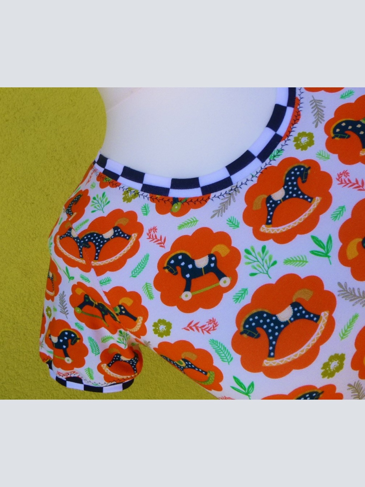 T-Shirt Trude mit Seitenschlitz und Retro Pferdemotiv