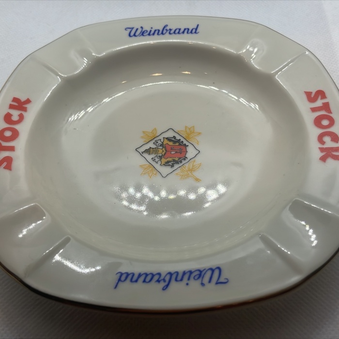 Stock-Weinbrand Porzellan-Aschenbecher
