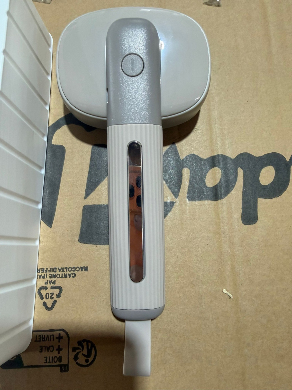 Alles in einem - Tierbürste - Laserpointer - UV Licht - Vibrierende Massage -