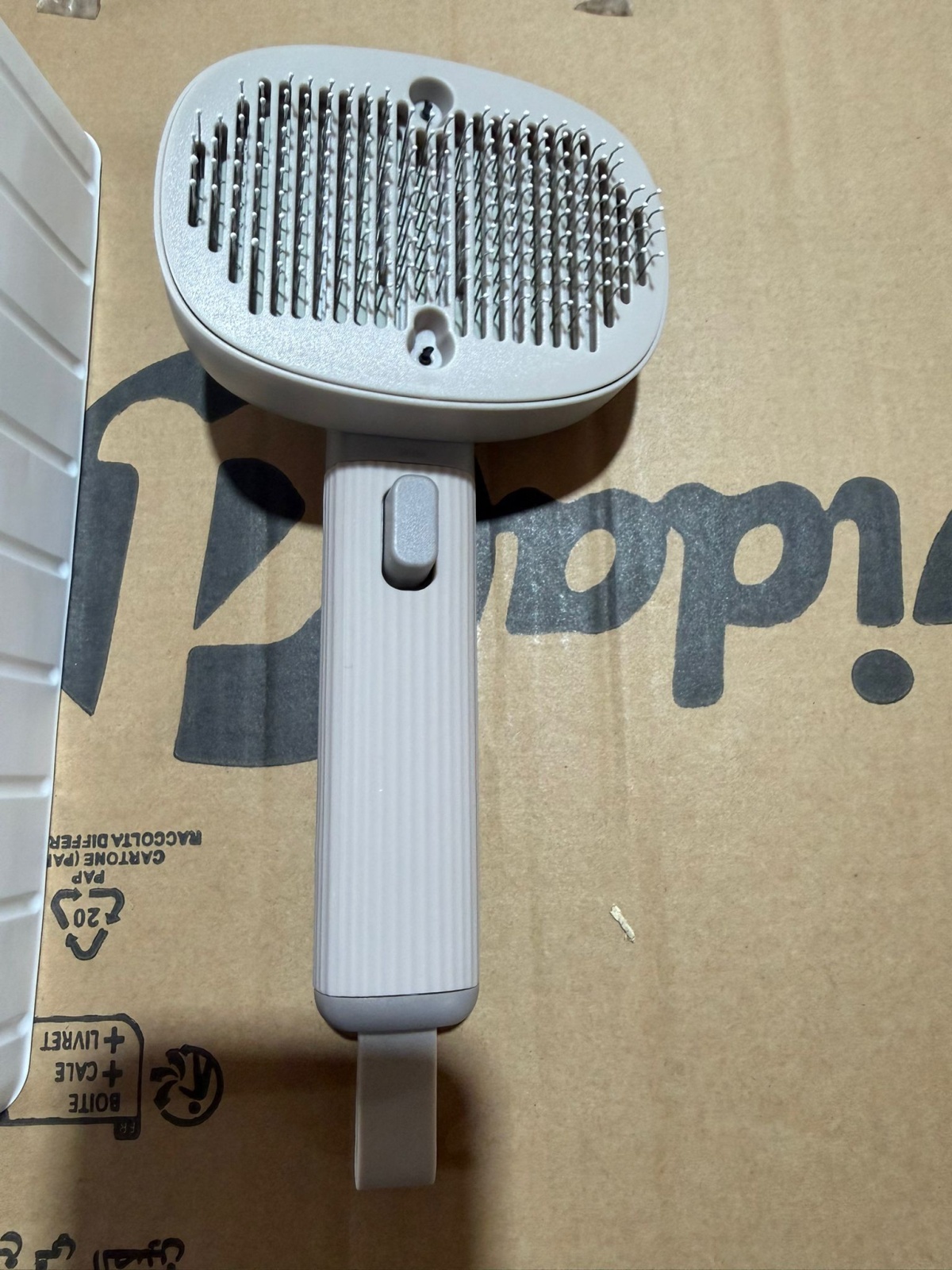 Alles in einem - Tierbürste - Laserpointer - UV Licht - Vibrierende Massage -