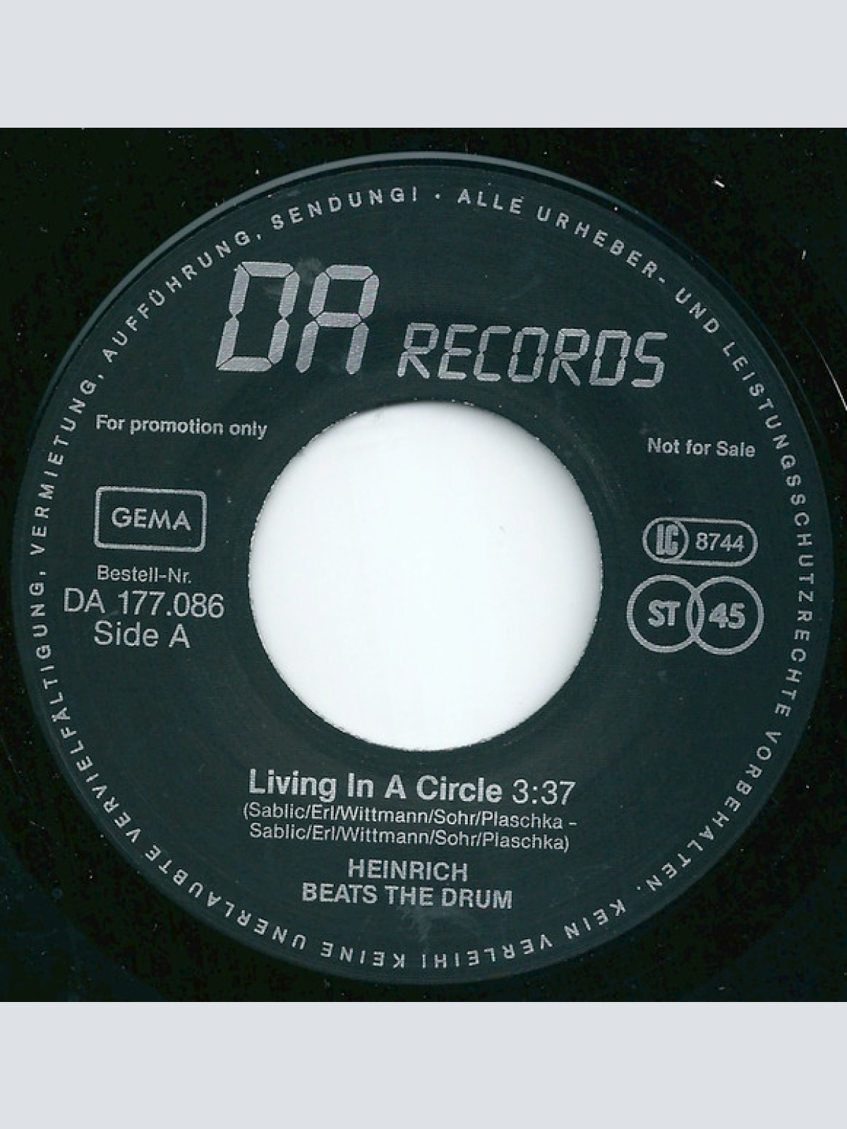Vinyl / Heinrich Beats The Drum - Living In A Circle