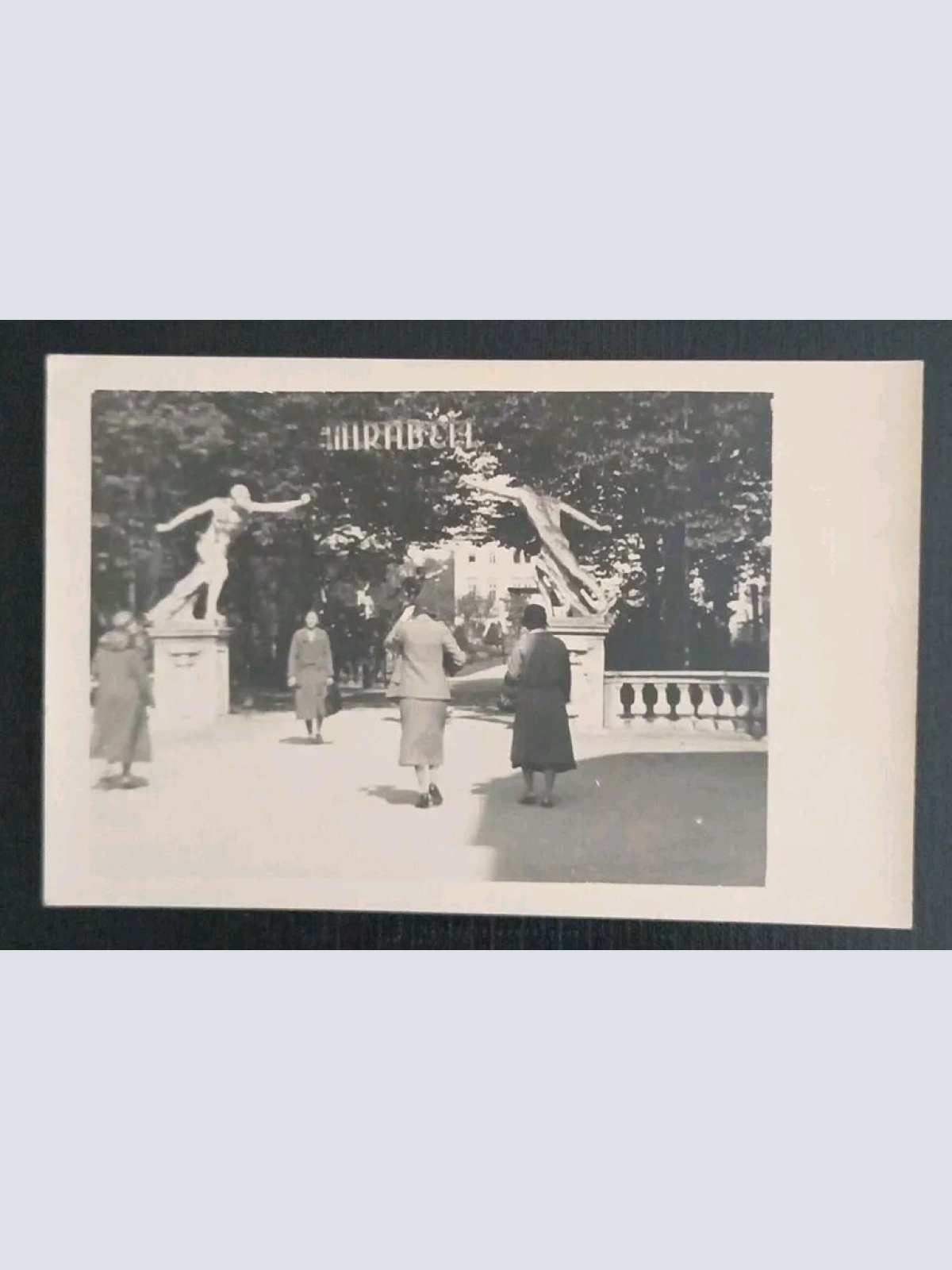 Salzburg Mirabellgarten Eingang 4 Frauen 600398A gr K