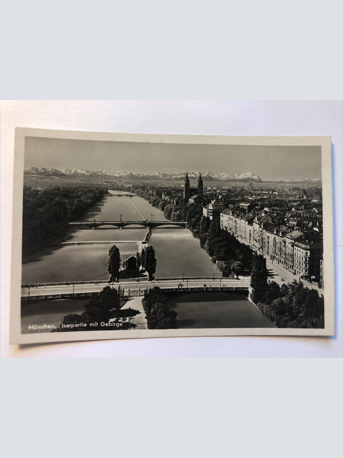 München. Isarpartie mit Gebirge.  20234