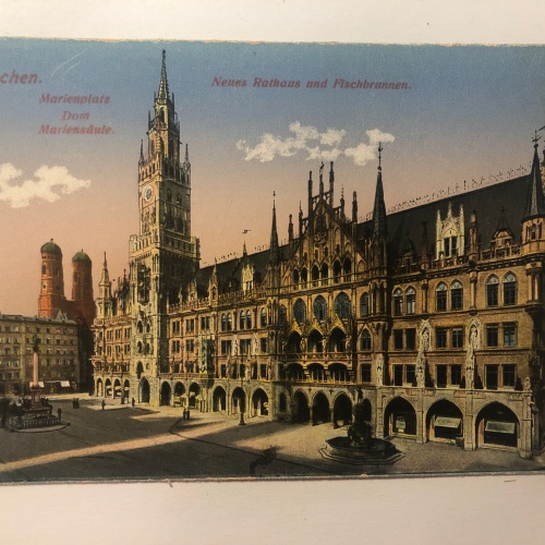 München. Marienplatz Dom Mariensäule. Neues Rathaus und Fischbrunnen. 20329