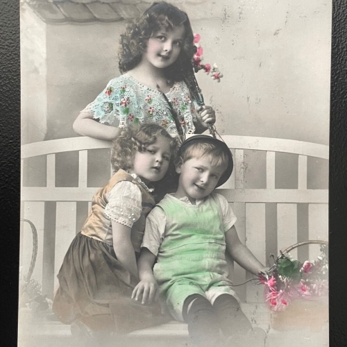 Herzlichen Glückwunsch zum Namenstage Kinder Mädchen Junge Tracht Bank 402495 TH