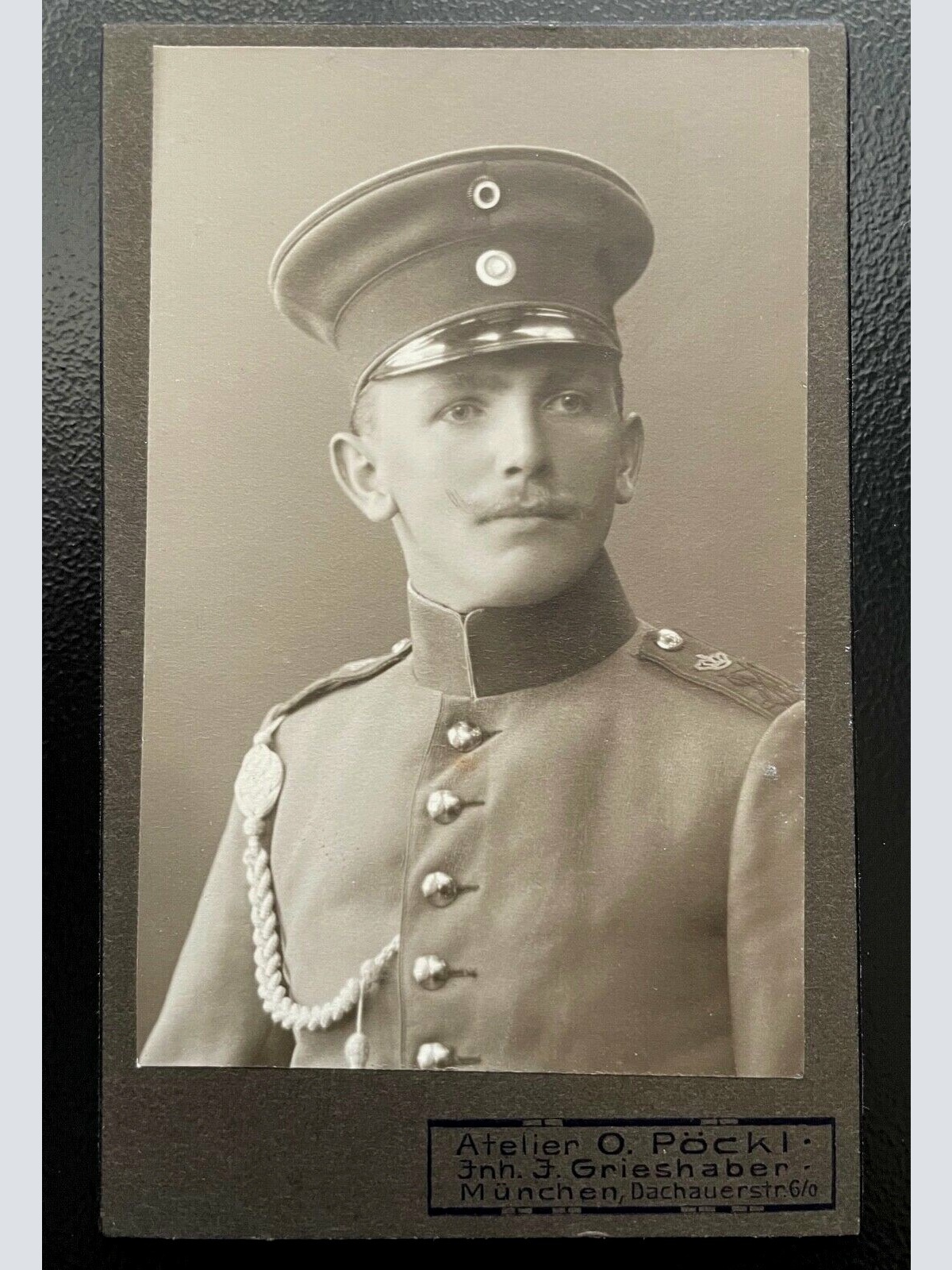 Foto Porträt Soldat Uniform Bart Schirmmütze Pöckl München ca10,4x6,4cm 402419TH
