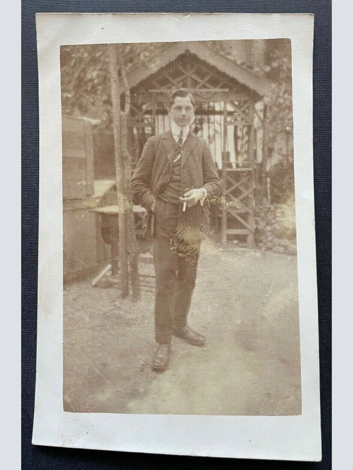 Porträt Mann Anzug Krawatte Tracht Zigarette Haus 400366 TH F