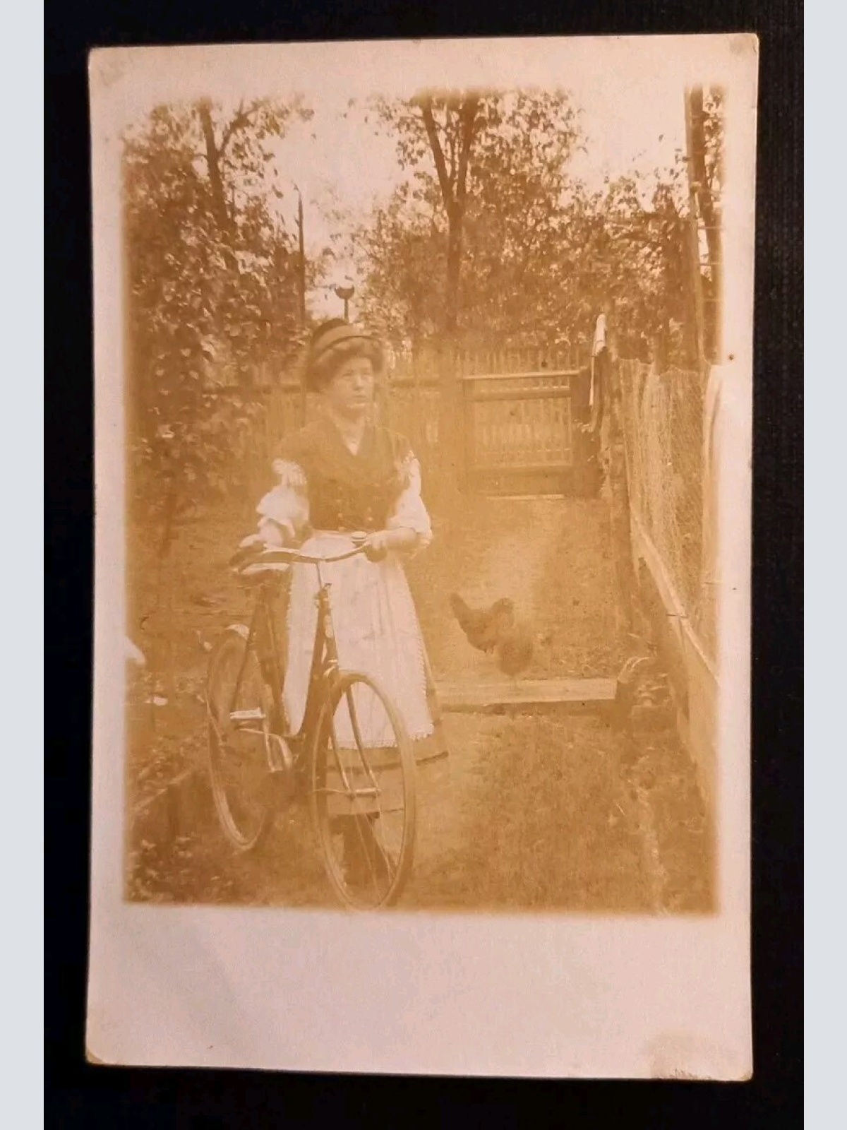 Frau Mit Fahrrad 400335 gr I