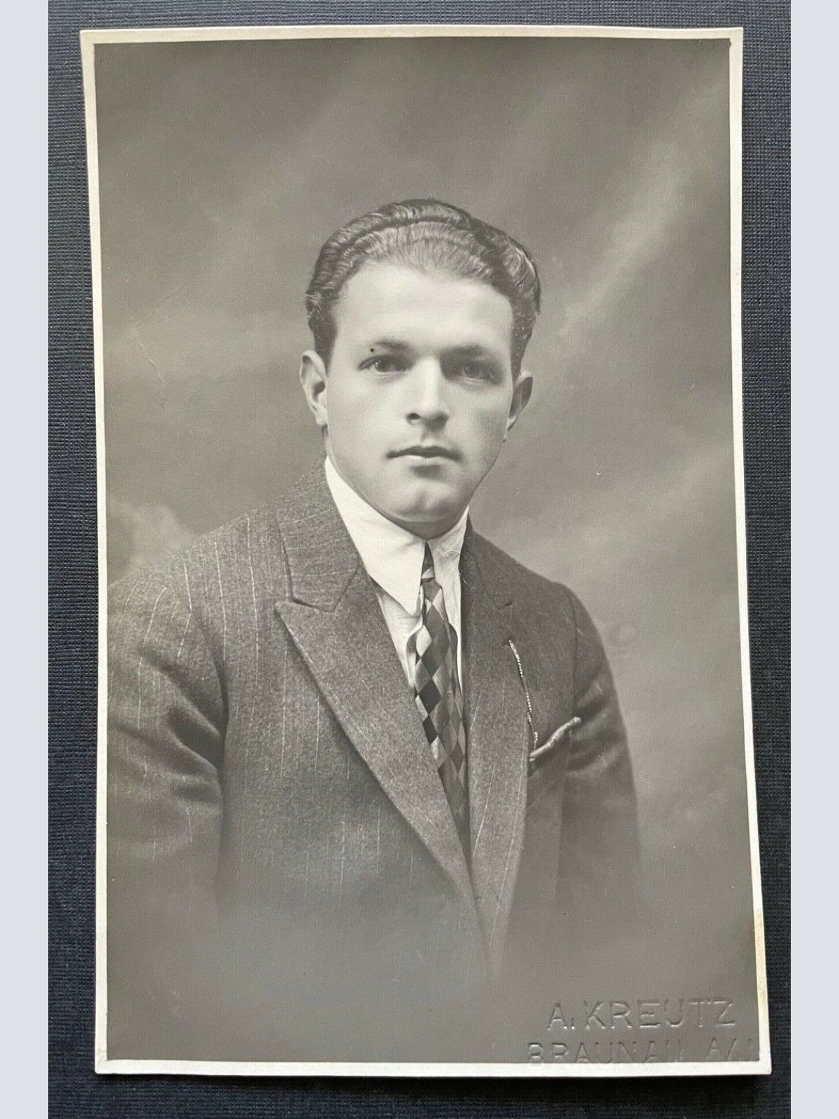 Porträt Mann Anzug Krawatte Zur Erinnerung 1925 A.Kreutz Braunau OÖ 400346 TH F