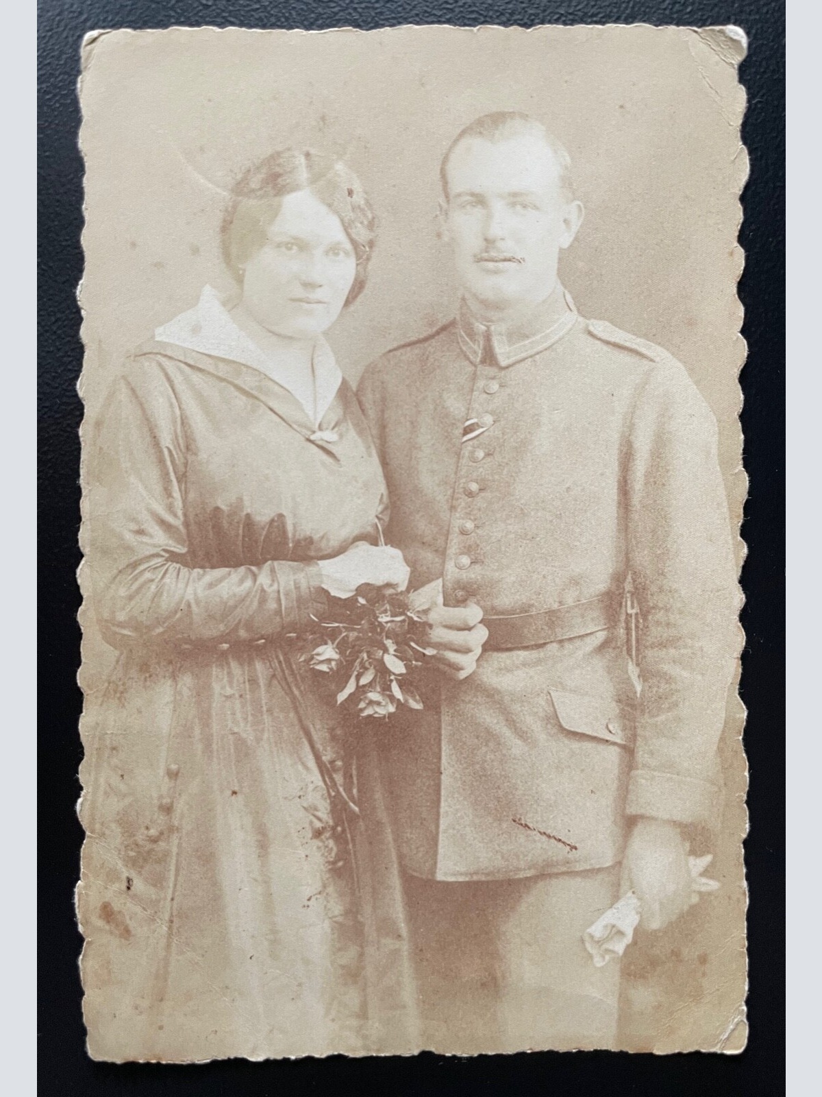 Porträt Mann Frau Soldat Uniform Bart Kleid Blumenstrauß Militär Krieg 400586 A