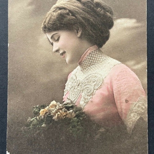 Porträt Frau Mädchen Kleid Tracht geflochtene Haare Zopf Blumenstrauß 400379 F